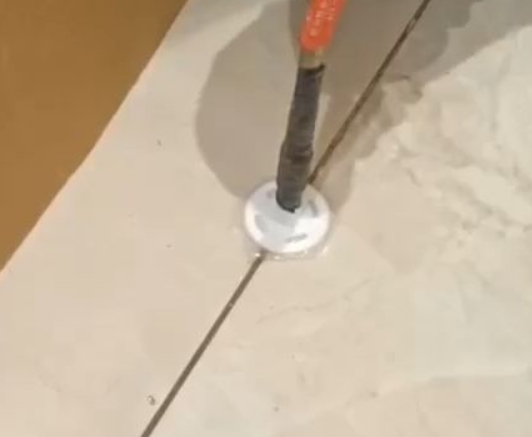 且末瓷砖空鼓维修公司专业解答瓷砖在铺贴过程中，如果没有涂抹均匀到位的粘结材料（如水泥砂浆或瓷砖胶），可能会导致以下问题