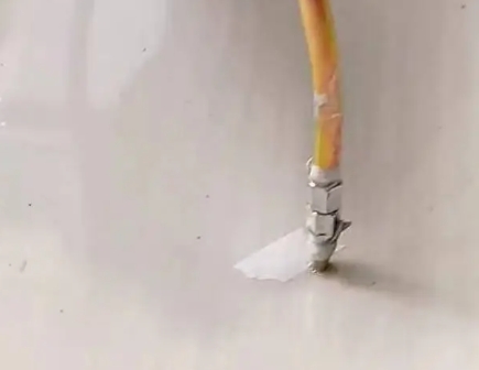 且末瓷砖空鼓维修公司专业解答在瓷砖铺贴过程中，如果使用的砂料过粗（如全部使用了粗砂），可能会导致以下问题